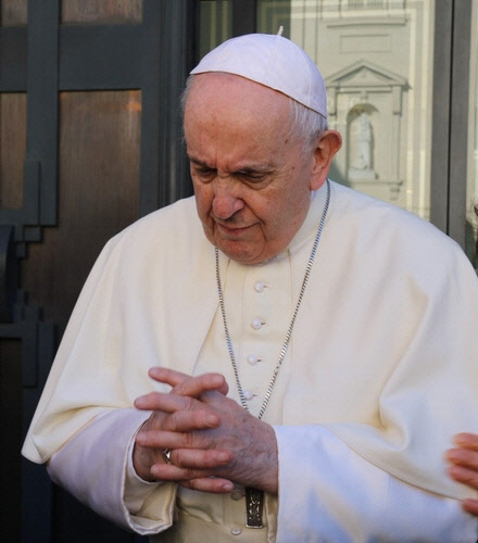 프란치스코 교황이 19일(현지시간) 바티칸 관저인 '산타 마르타의 집' 앞에서 만난 한인 신자들과 함께 기도하고 있다.  바티칸=연합뉴스